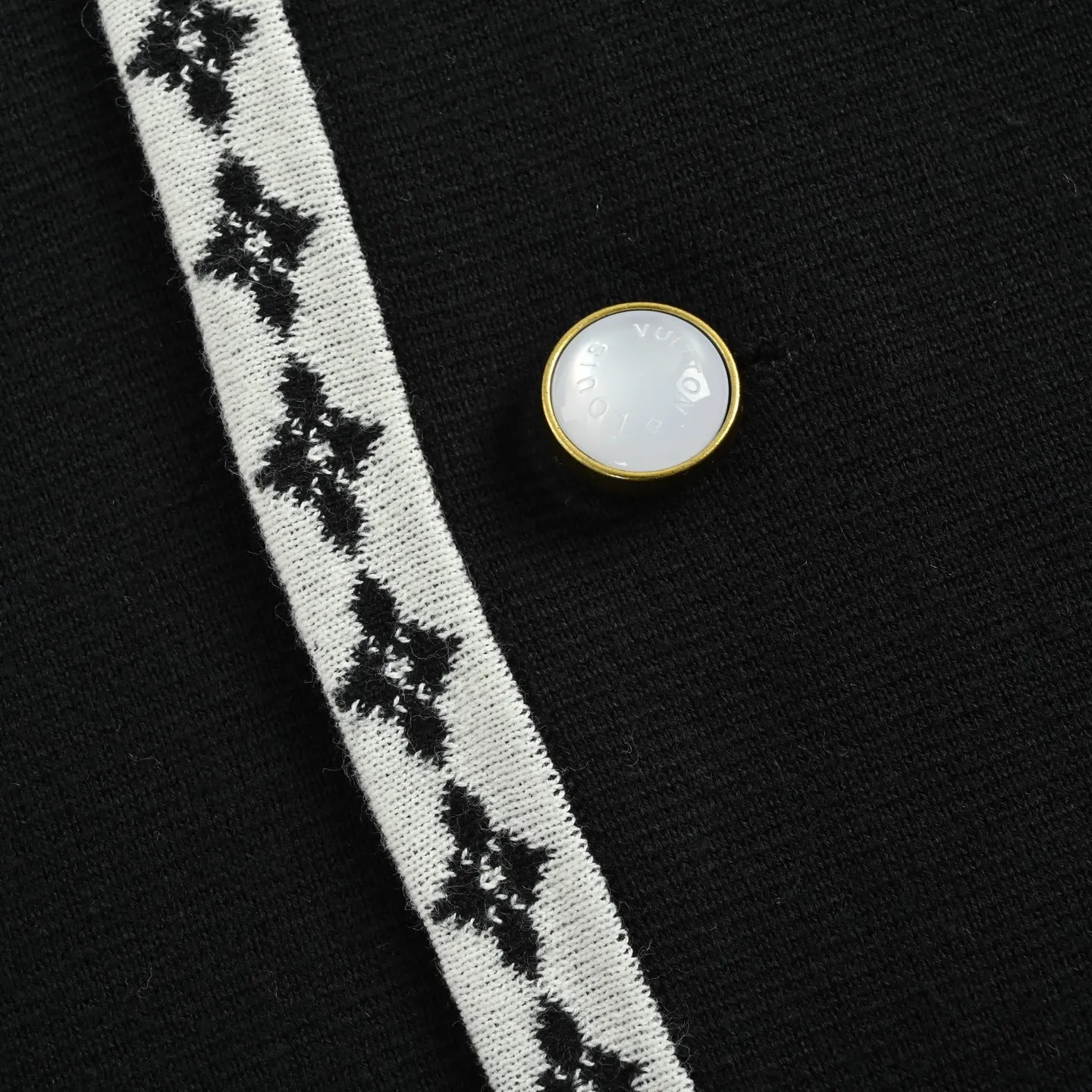 Louis Vuitton/Louis Vuitton white edge knitted college style cardigan jacket
